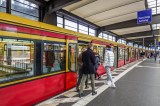 Ein Zug der S-Bahn Berlin hält im Bahnhof Zoo.