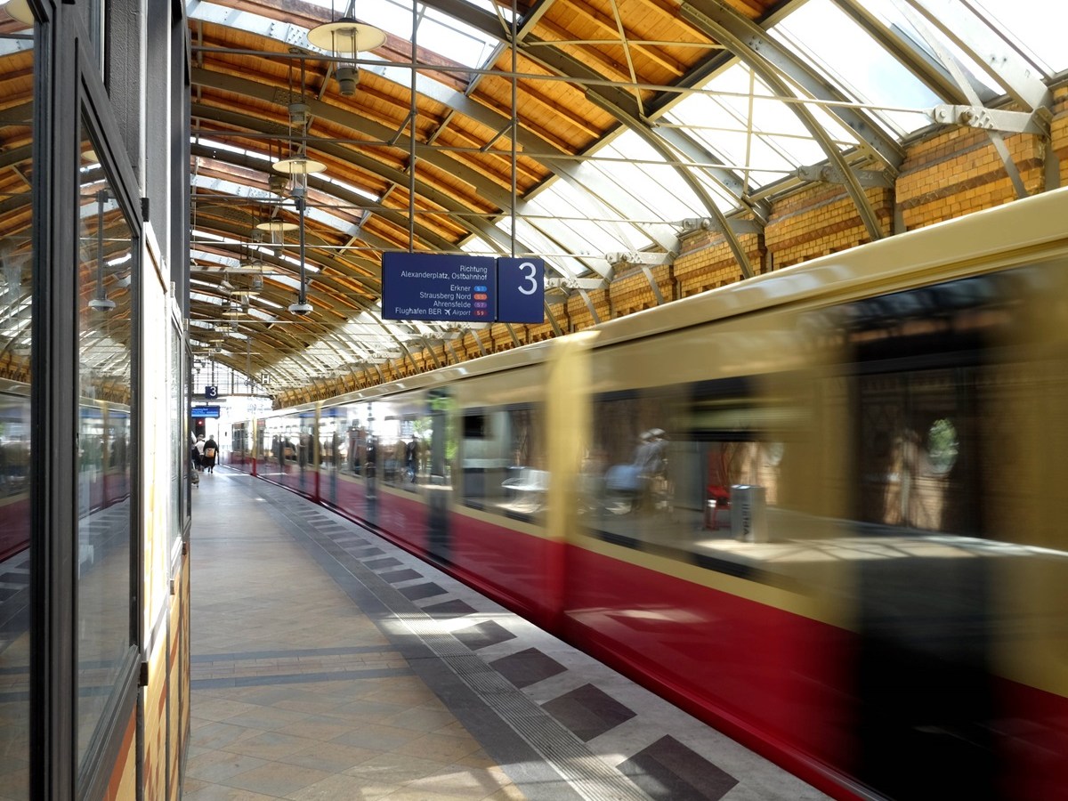 Ein Zug der S-Bahn Berlin fährt in einen Bahnhof ein.