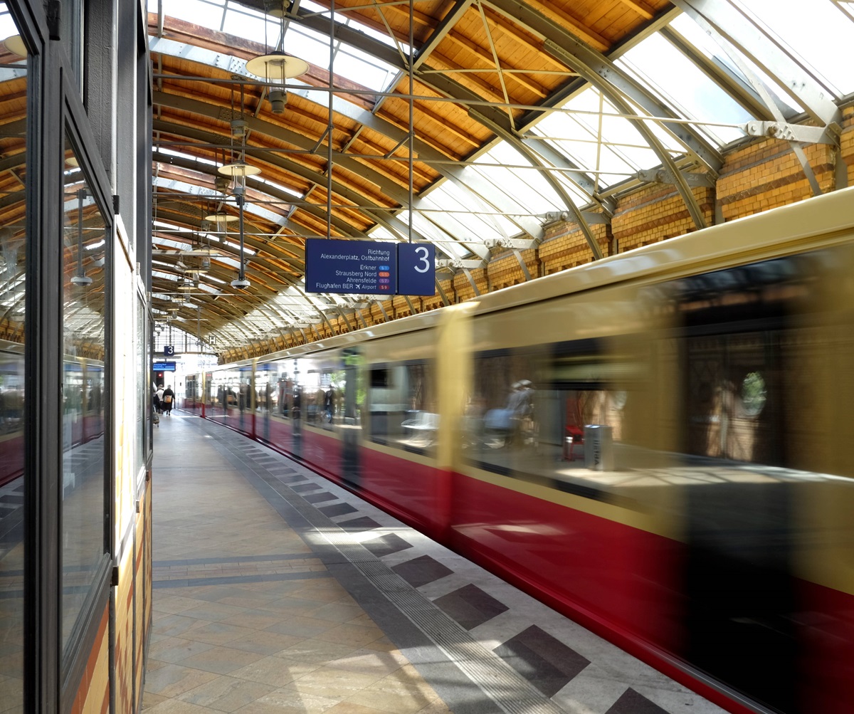 Ein Zug der S-Bahn Berlin fährt in einen Bahnhof ein.