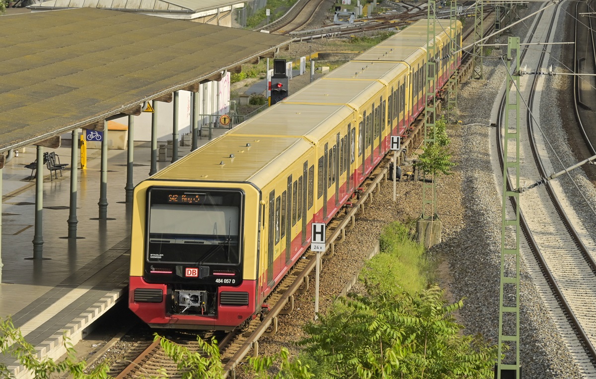 Ein Zug der S-Bahn Berlin fährt in eine Station ein.