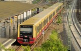 Ein Zug der S-Bahn Berlin fährt in eine Station ein.