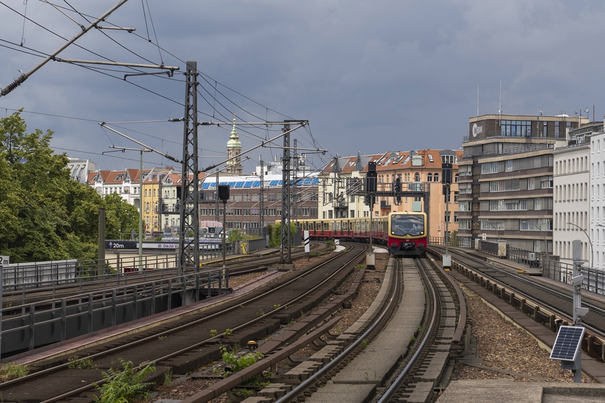 Ein Zug der S-Bahn Berlin fährt durch die Stadt.