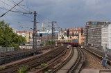 Ein Zug der S-Bahn Berlin fährt durch die Stadt.