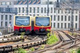 Zwei Züge der S-Bahn Berlin fahren aneinander vorbei.