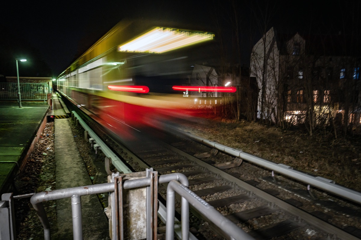 Ein Zug der S-Bahn Berlin bei Nacht.