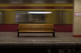 Ein Zug der S-Bahn Berlin fährt durch einen Bahnhof.