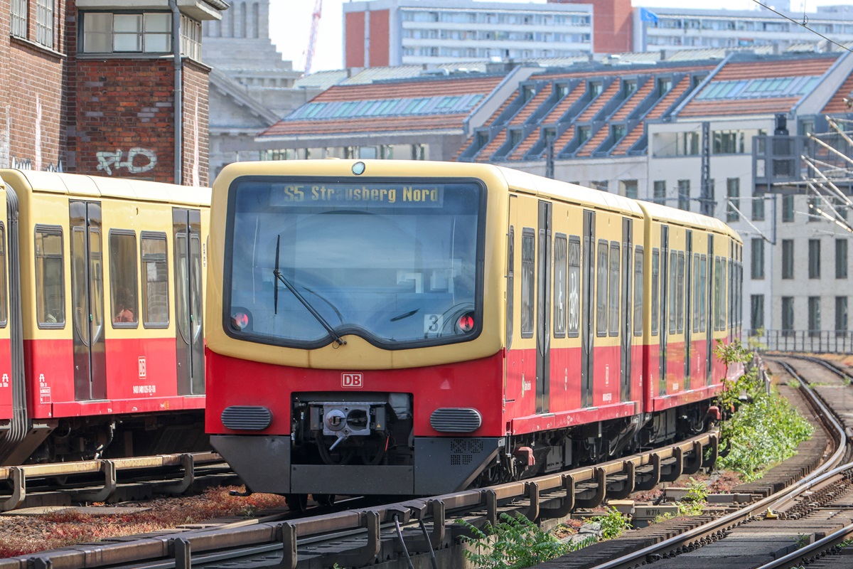 Ein Zug der S-Bahn Berlin fährt durch die Stadt.