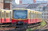 Ein Zug der S-Bahn Berlin fährt durch die Stadt.