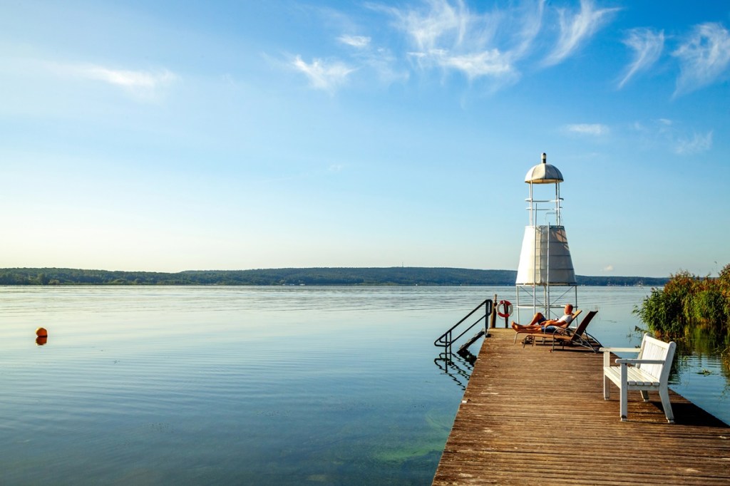 Steg schwimmt auf klarem See