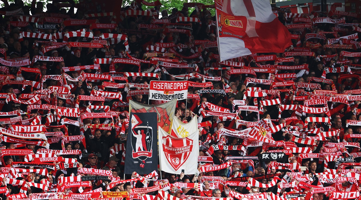 Die Fans von Union Berlin heben ihre Schals.