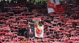 Die Fans von Union Berlin heben ihre Schals.