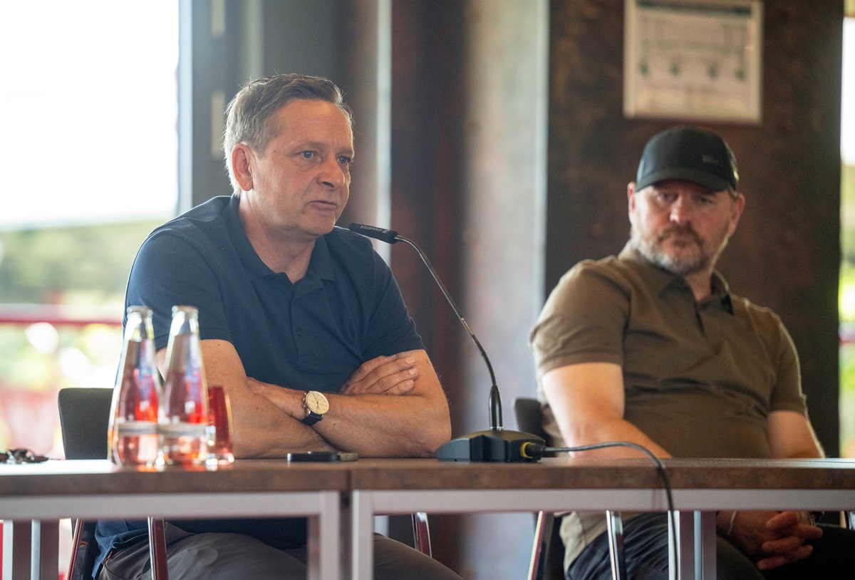 Horst Heldt und Steffen Baumgart von Union Berlin in einer Pressekonferenz.