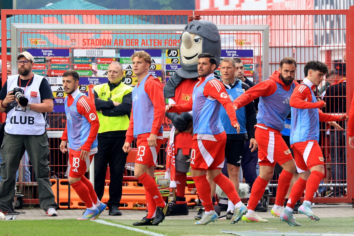Einige Spieler von Union Berlin machen sich vor dem Training warm.