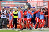 Einige Spieler von Union Berlin machen sich vor dem Training warm.