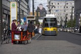 Viel Verkehr in der Dircksenstraße in Berlin.