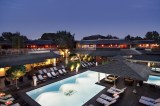 Therme von außen bei Nacht