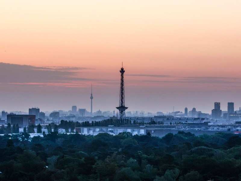 Blick über die Dächer Berlins. Das Wetter in Berlin und Brandenburg wird deutlich frischer.