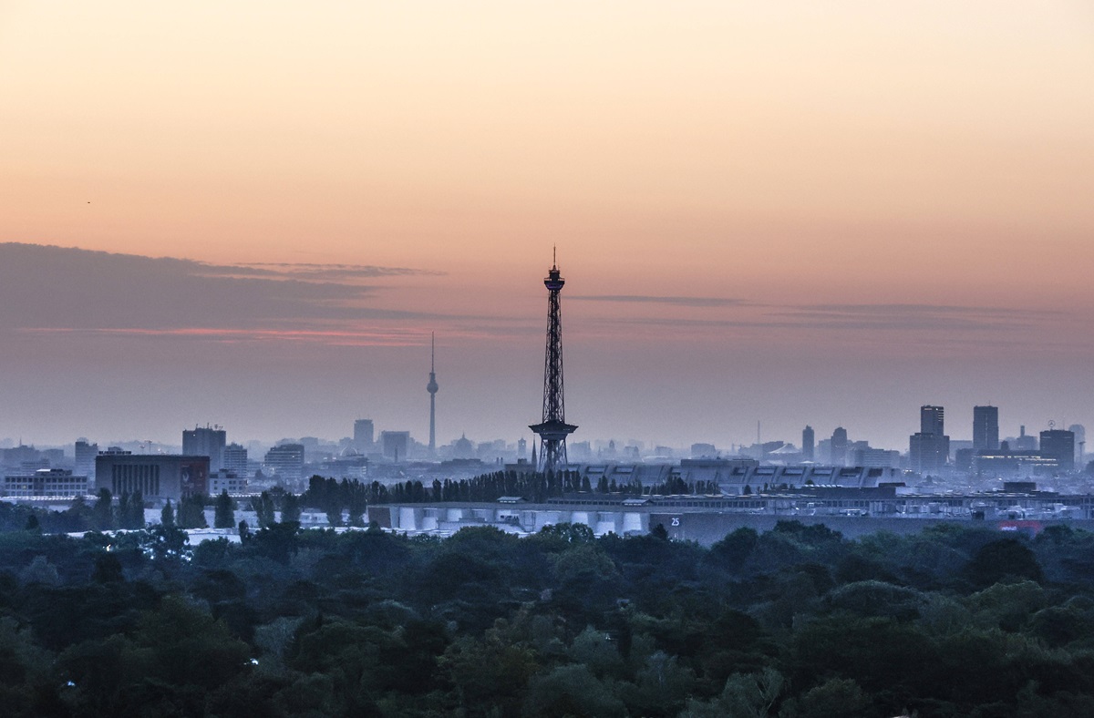 Blick über die Dächer Berlins. Das Wetter in Berlin und Brandenburg wird deutlich frischer.