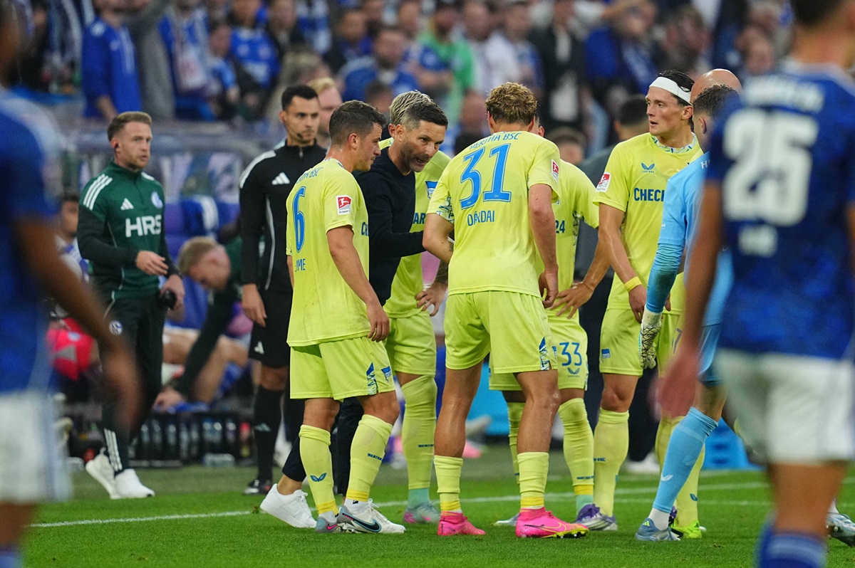 Stefan Leitl, Coach von Hertha BSC, hält seinen Spielern eine Ansprache.