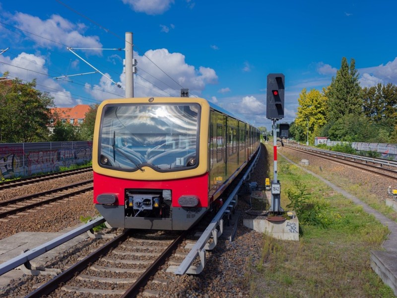 Ein Zug der S-Bahn Berlin fährt in einen Bahnhof ein.