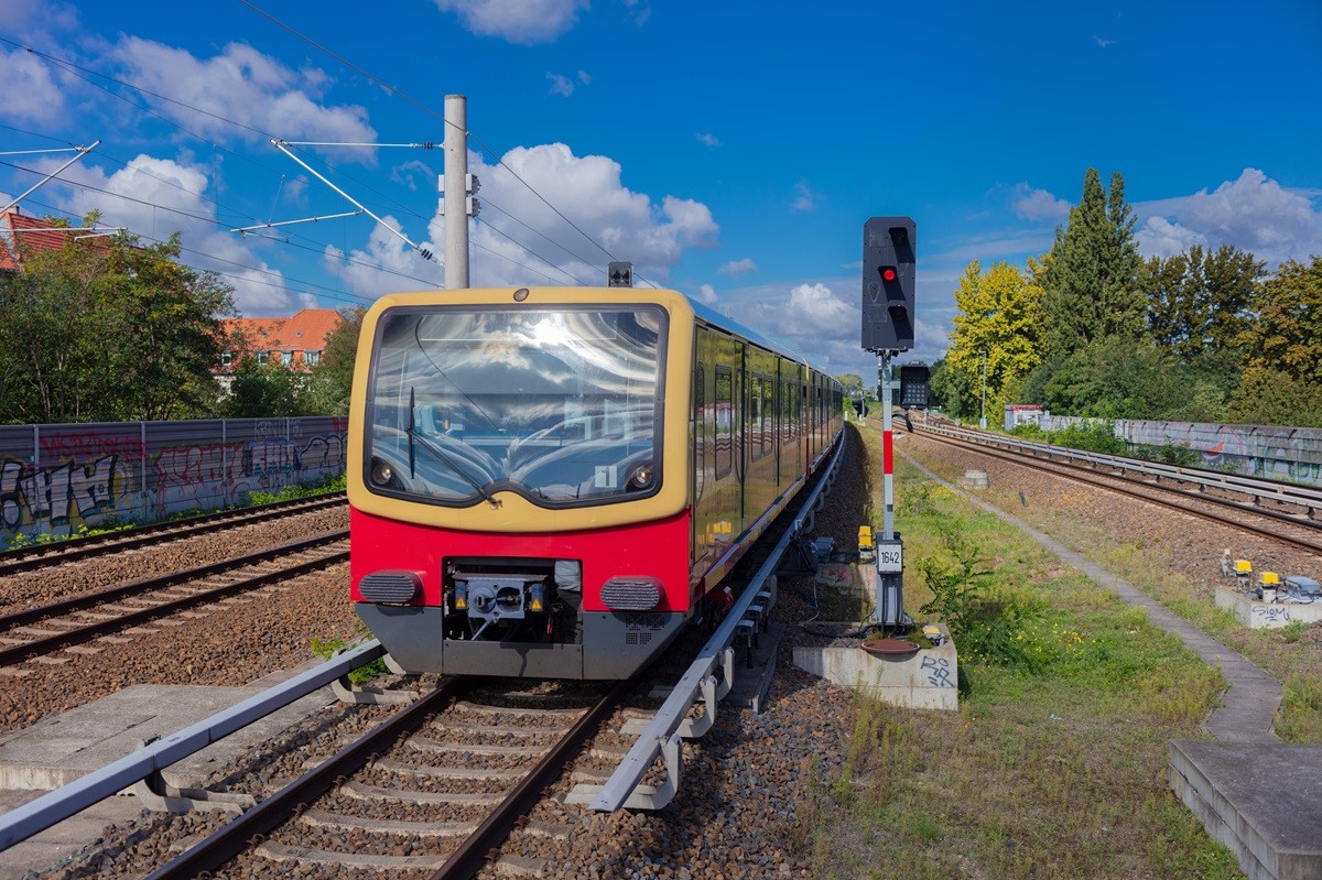 Ein Zug der S-Bahn Berlin fährt in einen Bahnhof ein.