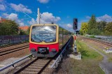 Ein Zug der S-Bahn Berlin fährt in einen Bahnhof ein.