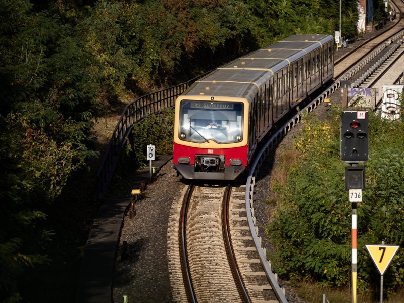 Ein Zug der S-Bahn Berlin fährt über den Ring.