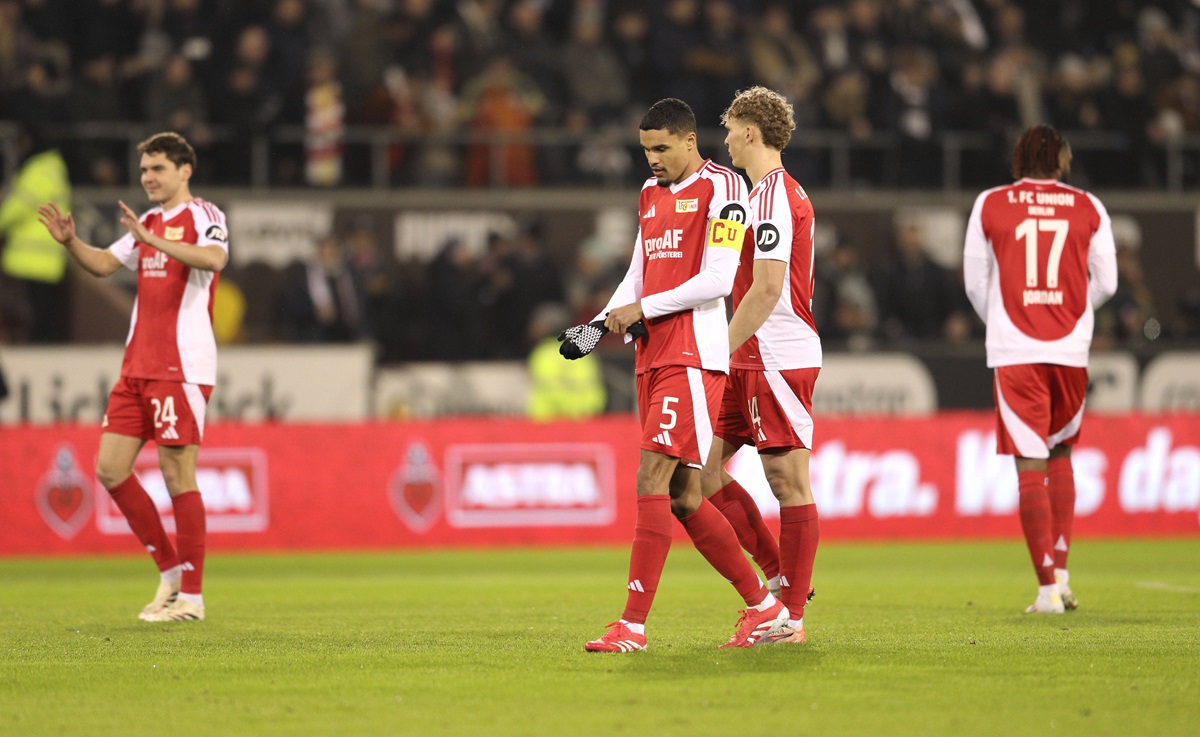 Spieler von Union Berlin stehen auf dem Platz.