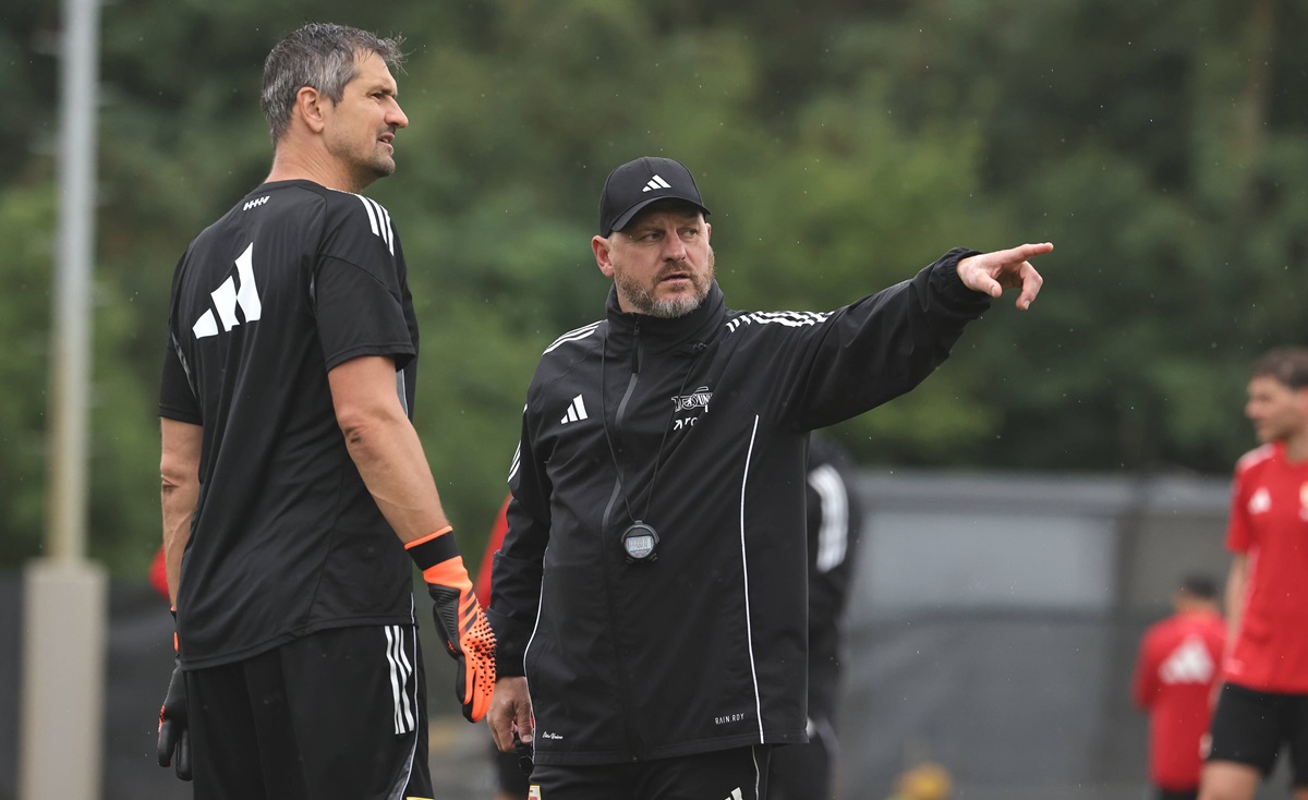 Steffen Baumgart, Coach von Hertha BSC, gestikuliert.