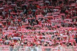 Fans von Union Berlin heben ihre Schals.
